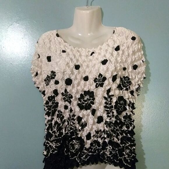 Black and white Floral stretch short sleeve blouse - Picture 1 of 10